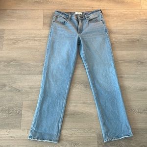 Size 6 Abercrombie Jeans. Mid rise. 28 waist. Regular length. Never worn.